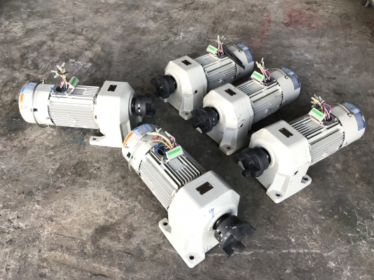 ( เหลือ 1ตัวครับ )ขายมอเตอร์เกียร์ Hyponic drive Sumitomo 2HP. 380V อัตราทด 1:5 มีระบบเบรคในตัว เพลาออกประมาณ 280รอบต่อนาที สภาพสวยใหม่มาก พร้อมใช้งาน มี 5ตัวครับ ราคาตัวละ 6,500 บาท