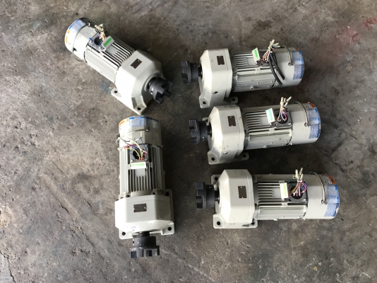 ( เหลือ 1ตัวครับ )ขายมอเตอร์เกียร์ Hyponic drive Sumitomo 2HP. 380V อัตราทด 1:5 มีระบบเบรคในตัว เพลาออกประมาณ 280รอบต่อนาที สภาพสวยใหม่มาก พร้อมใช้งาน มี 5ตัวครับ ราคาตัวละ 6,500 บาท