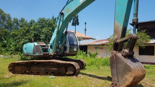 ขายด่วน KOBELCO SK200 MART 5 ธรรมดา ไฟฟ้าสมบูรณ์ ช่วงล่างสวย เครื่องปั้มดี เอวแน่น เฟรมสวยไม่ผุ รถพร้อมทำงานเลยครับ เอกสารสัญญาซื้อขาย สนใจสอบถาม  093-0764943 คุณ ตั้ม