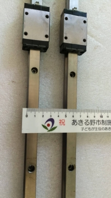 คู่นี้ 780 บ.ส่งถึงบ้านฟรี โทร 083-2000058 LINE ID: line832923 รางเลื่อนสไลด์ช่วยทำงานต่างๆในระบบงานอุตสาหกรรม ทำเครื่อง ทำอุปกรณ์ต่างๆ  ขนาดหน้ากว้าง 14 mm. ยาว 46 cm.