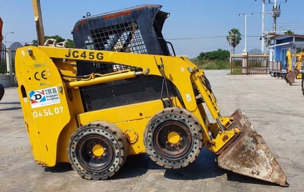 ขายด่วน175,000รถตักยกป๊อบแคทตักยก0.8ตันคิวยกสูง3เมตรรถขับเคลื่อน4ล้อระบบเกียทอกยางตัน4เส้นรถนอกเพื่งนำเข้ามายังไม่เคยใช้งานในเมืองไทยเลย