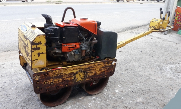 รถบดดินแบบเดินตามยี่ห้อBOMAGรุ่น BW 61 KS เครื่องยนต์คูโบต้า E 75-NB สตาร์ทได้2ระบบ แบบมือหมุนและสตาร์ทด้วยกุญแจ มาจากญี่ปุ่น สภาพสวย สีเดิมๆ พร้อมใช้ครับ