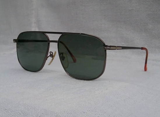 แว่นตา 'ไททาเนียมบริสุทธิ์' จากดินแดนต้นกำเนิด  เจแปนิสแฮนด์เมด ทศวรรษ 2000's  ราคาโบนัสพิเศษ !  โมเดลคลาสสิค 'สี่เหลี่ยม - นักบิน'  เลนส์กระจกคริสตัล 'สีเขียวควันไฟ'  Authentic DESERVE handmade in Ja