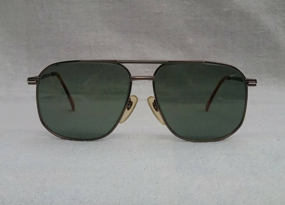แว่นตา 'ไททาเนียมบริสุทธิ์' จากดินแดนต้นกำเนิด  เจแปนิสแฮนด์เมด ทศวรรษ 2000's  ราคาโบนัสพิเศษ !  โมเดลคลาสสิค 'สี่เหลี่ยม - นักบิน'  เลนส์กระจกคริสตัล 'สีเขียวควันไฟ'  Authentic DESERVE handmade in Ja