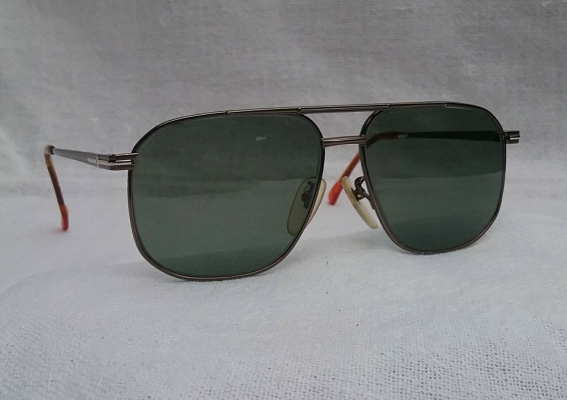แว่นตา 'ไททาเนียมบริสุทธิ์' จากดินแดนต้นกำเนิด  เจแปนิสแฮนด์เมด ทศวรรษ 2000's  ราคาโบนัสพิเศษ !  โมเดลคลาสสิค 'สี่เหลี่ยม - นักบิน'  เลนส์กระจกคริสตัล 'สีเขียวควันไฟ'  Authentic DESERVE handmade in Ja