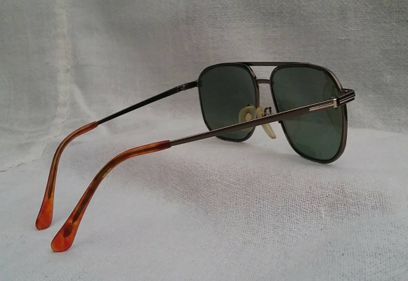แว่นตา 'ไททาเนียมบริสุทธิ์' จากดินแดนต้นกำเนิด  เจแปนิสแฮนด์เมด ทศวรรษ 2000's  ราคาโบนัสพิเศษ !  โมเดลคลาสสิค 'สี่เหลี่ยม - นักบิน'  เลนส์กระจกคริสตัล 'สีเขียวควันไฟ'  Authentic DESERVE handmade in Ja
