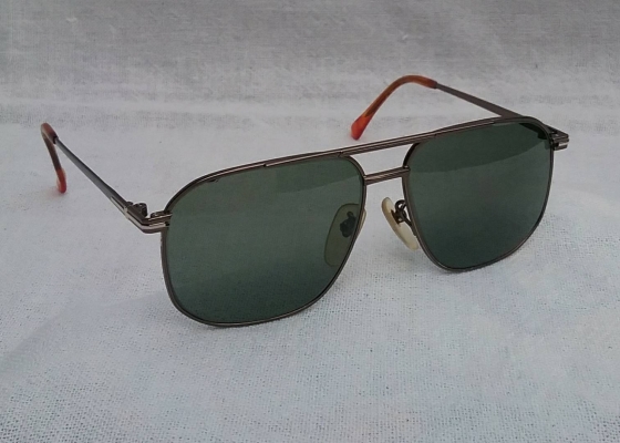 แว่นตา 'ไททาเนียมบริสุทธิ์' จากดินแดนต้นกำเนิด  เจแปนิสแฮนด์เมด ทศวรรษ 2000's  ราคาโบนัสพิเศษ !  โมเดลคลาสสิค 'สี่เหลี่ยม - นักบิน'  เลนส์กระจกคริสตัล 'สีเขียวควันไฟ'  Authentic DESERVE handmade in Ja