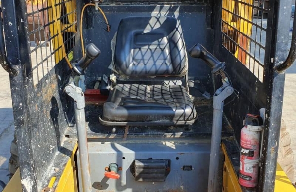 ขายด่วน175,000รถตักยกป๊อบแคทตักยก0.8ตันคิวยกสูง3เมตรรถขับเคลื่อน4ล้อระบบเกียทอกยางตัน4เส้นรถนอกเพื่งนำเข้ามายังไม่เคยใช้งานในเมืองไทยเลย=รุ่นใหม่ขายถูกๆๆรุ่นใหม่มือ 1 ของเมืองไทยเอกสารอินวอยล์เครื่องดีเซล4สูบยันม่าแรงประหยัดนำมันดีรถพร้อมใช้ 081-989-1989