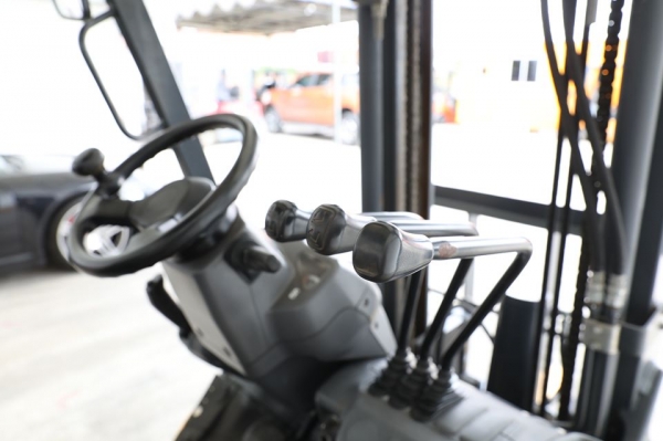 ใหม่ Komatsu FG20C-17 ขนาดยก2ตัน เสาสูง3เมตร งาเท ฮิ๊งฟอร์ค เครื่องยนตร์เบนซิล รถปี2011 นำเข้าโดยตรงจากญี่ปุ่น
