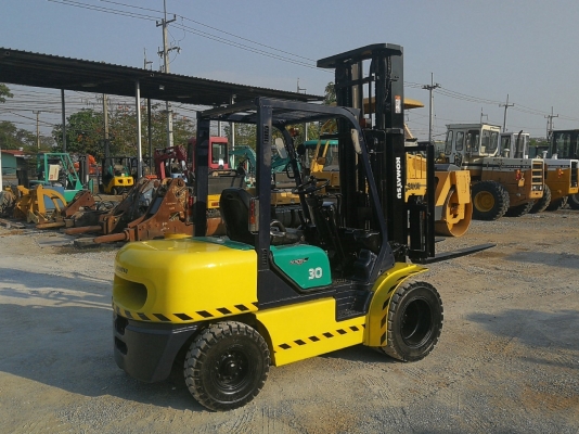 ขายรถนำเข้าจากญี่ปุ่น คันนี้สวยมาก KOMATSU 3ตัน เสาสูง 6เมตร โทร.090-986-2521 อ๊อบ