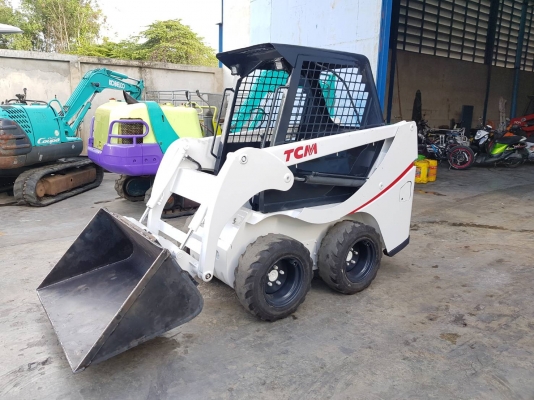 รถตัก บ๊อบแคท TCM 704 รุ่นใหม่ 3สูบ เร็ว แรง. เก่านอกไม่เคยใช้งานในไทย คล่องตัว ขับง่าย  หมุนตัวได้360องศา เครื่องยนต์และระบบดี สมบูรณ์ ราคา 250,000'บาท สนใจ ติดต่อ โทรและไลน์ 083-4355829, 092-9938255 หรือติดต่อสอบถามได้ที่  กดไปที่ลิ้งค์้เ