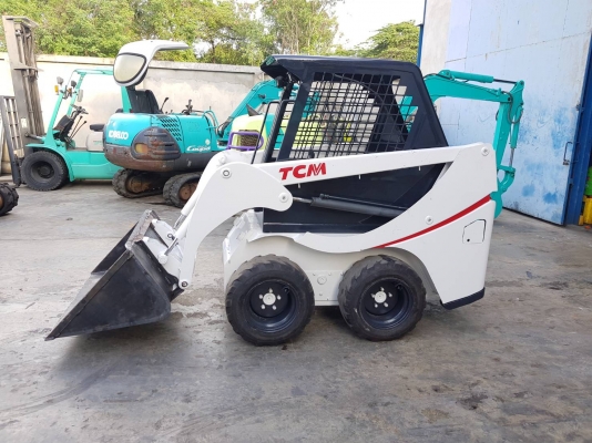 รถตัก บ๊อบแคท TCM 704 รุ่นใหม่ 3สูบ เร็ว แรง. เก่านอกไม่เคยใช้งานในไทย คล่องตัว ขับง่าย  หมุนตัวได้360องศา เครื่องยนต์และระบบดี สมบูรณ์ ราคา 250,000'บาท สนใจ ติดต่อ โทรและไลน์ 083-4355829, 092-9938255 หรือติดต่อสอบถามได้ที่  กดไปที่ลิ้งค์้เ