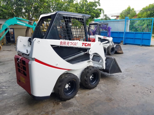 รถตัก บ๊อบแคท TCM 704 รุ่นใหม่ 3สูบ เร็ว แรง. เก่านอกไม่เคยใช้งานในไทย คล่องตัว ขับง่าย  หมุนตัวได้360องศา เครื่องยนต์และระบบดี สมบูรณ์ ราคา 250,000'บาท สนใจ ติดต่อ โทรและไลน์ 083-4355829, 092-9938255 หรือติดต่อสอบถามได้ที่  กดไปที่ลิ้งค์้เ