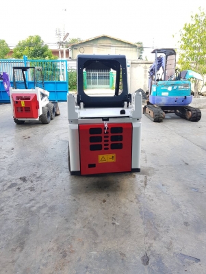 รถตัก บ๊อบแคท TCM 704 รุ่นใหม่ 3สูบ เร็ว แรง. เก่านอกไม่เคยใช้งานในไทย คล่องตัว ขับง่าย  หมุนตัวได้360องศา เครื่องยนต์และระบบดี สมบูรณ์ ราคา 250,000'บาท สนใจ ติดต่อ โทรและไลน์ 083-4355829, 092-9938255 หรือติดต่อสอบถามได้ที่  กดไปที่ลิ้งค์้เ