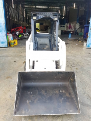 รถตัก บ๊อบแคท TCM 704 รุ่นใหม่ 3สูบ เร็ว แรง. เก่านอกไม่เคยใช้งานในไทย คล่องตัว ขับง่าย  หมุนตัวได้360องศา เครื่องยนต์และระบบดี สมบูรณ์ ราคา 250,000'บาท สนใจ ติดต่อ โทรและไลน์ 083-4355829, 092-9938255 หรือติดต่อสอบถามได้ที่  กดไปที่ลิ้งค์้เ