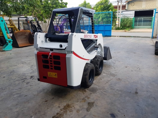 รถตัก บ๊อบแคท TCM 704 รุ่นใหม่ 3สูบ เร็ว แรง. เก่านอกไม่เคยใช้งานในไทย คล่องตัว ขับง่าย  หมุนตัวได้360องศา เครื่องยนต์และระบบดี สมบูรณ์ ราคา 250,000'บาท สนใจ ติดต่อ โทรและไลน์ 083-4355829, 092-9938255 หรือติดต่อสอบถามได้ที่  กดไปที่ลิ้งค์้เ