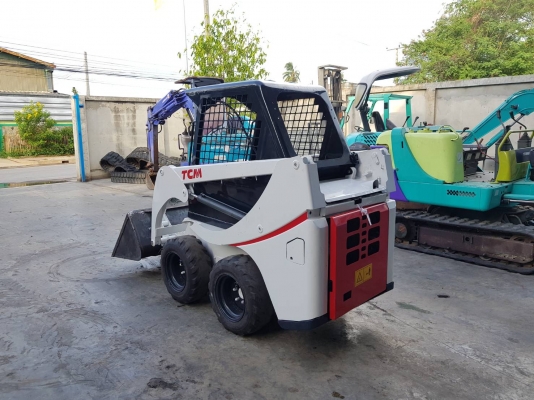 รถตัก บ๊อบแคท TCM 704 รุ่นใหม่ 3สูบ เร็ว แรง. เก่านอกไม่เคยใช้งานในไทย คล่องตัว ขับง่าย  หมุนตัวได้360องศา เครื่องยนต์และระบบดี สมบูรณ์ ราคา 250,000'บาท สนใจ ติดต่อ โทรและไลน์ 083-4355829, 092-9938255 หรือติดต่อสอบถามได้ที่  กดไปที่ลิ้งค์้เ