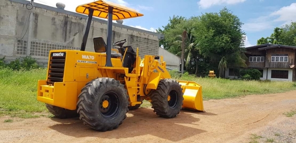 รถตัก KOMATSU WA70-1 ตักได้1คิว  ระบบเลี้ยวเอว เอวอ่อน 4สูบ เครื่องยนต์KOMATSU 4D95  ระบบเครื่องยต์และทอลค์ สมบูรณ์แบบ เก่านอกไม่เคยใช้งานในไทย ราคา550,000 บาท สนใจติดต่อ  #KPGแทรคเตอร์  081-8416818 , 083-4355829 รับรองคุณภาพ ติดต่อสอบถามได