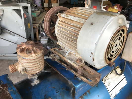 ขายถังลม PUMA Air Compressure ขนาด 265 ลิตร สภาพสวยมาก ถังหนาแข็งแรง พร้อมมอเตอร์ Mitsubishi 5HP. 380V อุปกรณ์ตามรูปครับ ใส่หัวปั๊มใช้งานได้เลย ราคา 9,800 บาท