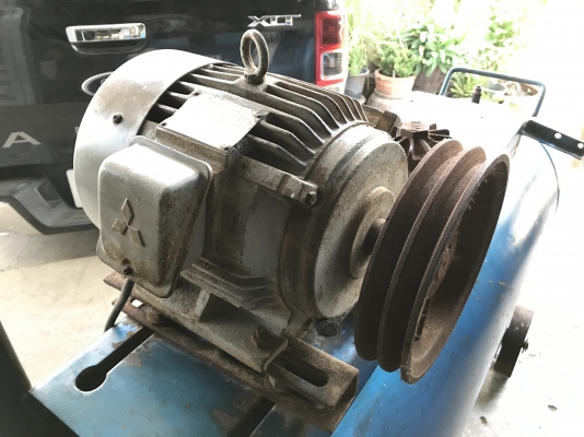 ขายถังลม PUMA Air Compressure ขนาด 265 ลิตร สภาพสวยมาก ถังหนาแข็งแรง พร้อมมอเตอร์ Mitsubishi 5HP. 380V อุปกรณ์ตามรูปครับ ใส่หัวปั๊มใช้งานได้เลย ราคา 9,800 บาท