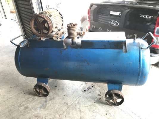 ขายถังลม PUMA Air Compressure ขนาด 265 ลิตร สภาพสวยมาก ถังหนาแข็งแรง พร้อมมอเตอร์ Mitsubishi 5HP. 380V อุปกรณ์ตามรูปครับ ใส่หัวปั๊มใช้งานได้เลย ราคา 9,800 บาท