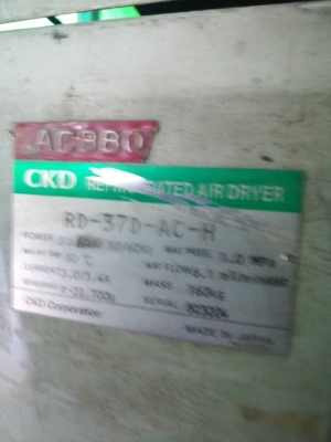 เครืีองละ 8000  บ. โทร 083-2000058 LINE ID: line832923 แอร์ไดเออร์ เครื่องทำลมแห้งยี่ห้อ CKD เป็นตู้ขนาดใหญ่ ขนาดกว้าง 52 cm ยาว 83cm สูง 127  cm มีท่อเข้าออกด้านบนตัวเครืีอง 2 ท่อ ตัวเครืีองใส่หม้อแปลงใหัแล้วสามารถใช้ภฟ 380V 3 เฟสได้เลย ตัวเครื่องใช้ใช้น