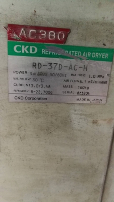 เครืีองละ 8000  บ. โทร 083-2000058 LINE ID: line832923 แอร์ไดเออร์ เครื่องทำลมแห้งยี่ห้อ CKD เป็นตู้ขนาดใหญ่ ขนาดกว้าง 52 cm ยาว 83cm สูง 127  cm มีท่อเข้าออกด้านบนตัวเครืีอง 2 ท่อ ตัวเครืีองใส่หม้อแปลงใหัแล้วสามารถใช้ภฟ 380V 3 เฟสได้เลย ตัวเครื่องใช้ใช้น