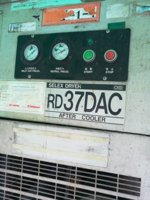 เครืีองละ 8000  บ. โทร 083-2000058 LINE ID: line832923 แอร์ไดเออร์ เครื่องทำลมแห้งยี่ห้อ CKD เป็นตู้ขนาดใหญ่ ขนาดกว้าง 52 cm ยาว 83cm สูง 127  cm มีท่อเข้าออกด้านบนตัวเครืีอง 2 ท่อ ตัวเครืีองใส่หม้อแปลงใหัแล้วสามารถใช้ภฟ 380V 3 เฟสได้เลย ตัวเครื่องใช้ใช้น