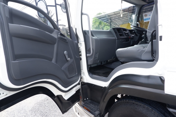 6 ล้อ ISUZU FRR210 ปี 56 ไมล์ 7,000 กม.รถเดิม ๆ กระบะสแตนเลสทั้งใบ ยาว 5.7 ม. ยางบริสโตน เรเดียล 8.2