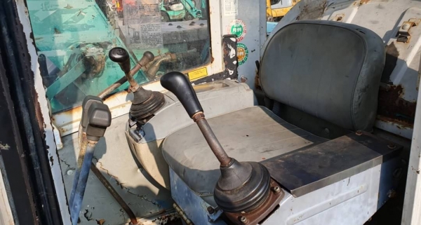 ขายด่วน375,000บาทรถเเบคโฮ โกเบโก้SK75หัวเก๋งสวยรถนอกเพื่งนำเข้ามาใหม่สวยเดิมๆเคื่องดีปั่มแรงคอลโทลน้ำมันปั้มนิ้ว บูมอามร์สวยเร็วแรงไม่โหลด เครื่องอีซูซู4สูบ 4JB1ระบบเต่ากะต่ายยืดหดได้พร้อมใช้รถยังไม่เคยใช้งานในไทยเลยรถสภาพสวยดีไฟฟ้าครบเต็มหัวเก๋งช่วงล่างเ