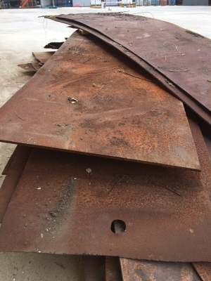 ขายเหล็ก แผ่นยาว 8 เมตร ขนาด 5-6 มิลลิเมตร เหมาะสำหรับ ใช้ปูถนนสำหรับรถบรรทุก