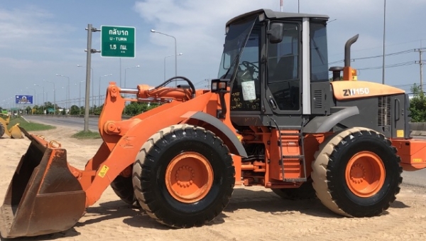 ขายรถตักล้อยาง HITACHI ZW150 (เทียบเท่า WA270-6) ปี 2013 นำเข้าเองจากญี่ปุ่น สวยพร้อมใช้ มีVDOการทำงานครับ