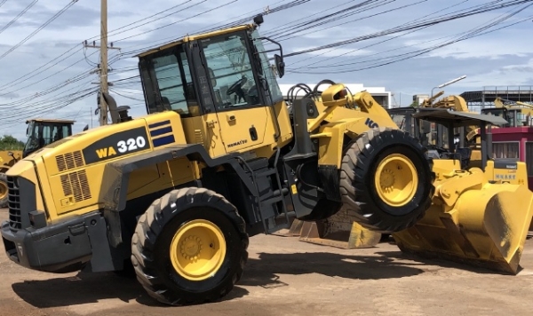 ขายรถตักล้อยาง KOMATSU WA320-5 นำเข้าเองจากญี่ปุ่น สภาพสวยพร้อมใช้ มีVDOการทำงานครับ