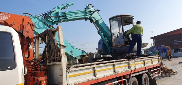 ขายด่วน375,000บาทรถเเบคโฮ โกเบโก้SK75หัวเก๋งสวยรถนอกเพื่งนำเข้ามาใหม่สวยเดิมๆเคื่องดีปั่มแรงคอลโทลน้ำมันปั้มนิ้ว บูมอามร์สวยเร็วแรงไม่โหลด เครื่องอีซูซู4สูบ 4JB1ระบบเต่ากะต่ายยืดหดได้พร้อมใช้รถยังไม่เคยใช้งานในไทยเลย