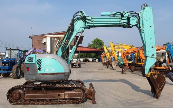 ขายด่วน375,000บาทรถเเบคโฮ โกเบโก้SK75หัวเก๋งสวยรถนอกเพื่งนำเข้ามาใหม่สวยเดิมๆเคื่องดีปั่มแรงคอลโทลน้ำมันปั้มนิ้ว บูมอามร์สวยเร็วแรงไม่โหลด เครื่องอีซูซู4สูบ 4JB1ระบบเต่ากะต่ายยืดหดได้พร้อมใช้รถยังไม่เคยใช้งานในไทยเลย