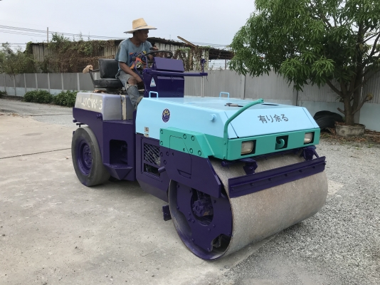 ขายรถบด4ตันKOMATSUรุ่นJV40CW-3นำเข้าญี่ปุ่นไม่เคยใช้งานในไทย หน้าเหล็กหลังยาง ขับ2เพลาเอวอ่อน  เครื่องKOMATSU 3สูบ สภาพดีพร้อมใช้งาน มีให้เลือกหลายคันหลายขนาด0818302909จิรโรจน์ Line:@J555