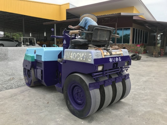 ขายรถบด4ตันKOMATSUรุ่นJV40CW-3นำเข้าญี่ปุ่นไม่เคยใช้งานในไทย หน้าเหล็กหลังยาง ขับ2เพลาเอวอ่อน  เครื่องKOMATSU 3สูบ สภาพดีพร้อมใช้งาน มีให้เลือกหลายคันหลายขนาด0818302909จิรโรจน์ Line:@J555