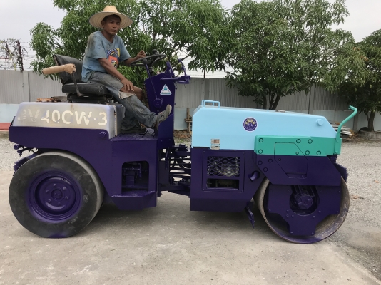 ขายรถบด4ตันKOMATSUรุ่นJV40CW-3นำเข้าญี่ปุ่นไม่เคยใช้งานในไทย หน้าเหล็กหลังยาง ขับ2เพลาเอวอ่อน  เครื่องKOMATSU 3สูบ สภาพดีพร้อมใช้งาน มีให้เลือกหลายคันหลายขนาด0818302909จิรโรจน์ Line:@J555