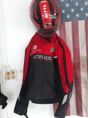 เสื้อแจ็คเก็ตพร้อมหมวกกันน็อคชุดละ