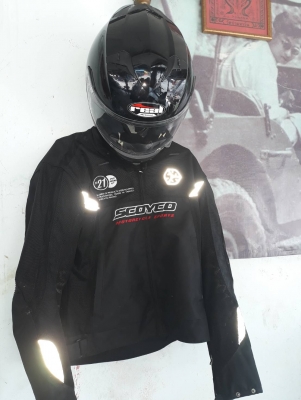 เสื้อแจ็คเก็ตพร้อมหมวกกันน็อคชุดละ