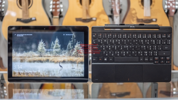 แท็บเล็ตแปลงร่างได้ Lenovo MIIX300 มีที่ชาร์ท คีย์บอร์ด ใช้ได้ปกติทุกอย่าง