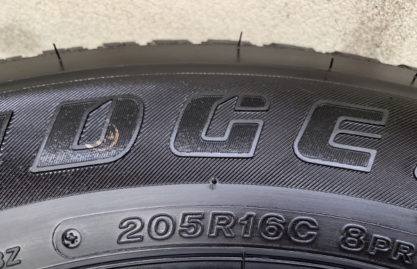 ยางป้ายแดง 205R16 Bridgestone ปี 19 ตุ่มเป้ง เส้นสีชัด