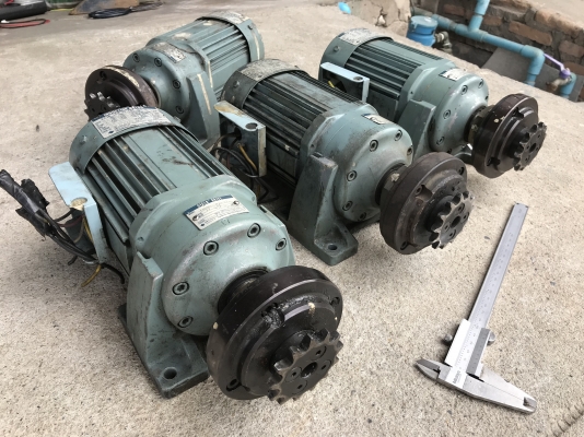 ขายมอเตอร์เกียร์ Cycro drive Sumitomo 0.2Kw. 380V อัตราทด 1:17 made in Japan เพลาออกประมาณ 82 รอบต่อนาที สภาพสวยเดิมๆ หมุนนิ่ม พร้อมใช้งาน มี 4ตัวครับ