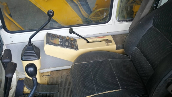 Komatsu Pc60-6 มีสองบุ้งกี๋ สวยเต็มทุกจุดเก็บสีใหม่ แอร์เย็น พร้อมใช้