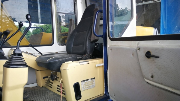 Komatsu Pc60-6 มีสองบุ้งกี๋ สวยเต็มทุกจุดเก็บสีใหม่ แอร์เย็น พร้อมใช้