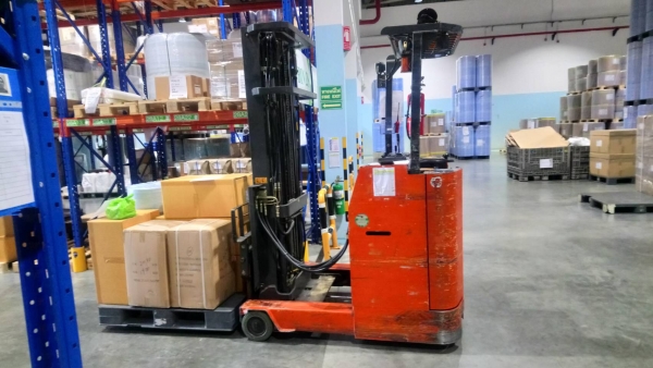 รถยกไฟฟ้านิสสัน น้ำหนักยก 1.50 ตัน เสาสูง 5.50 เมตร