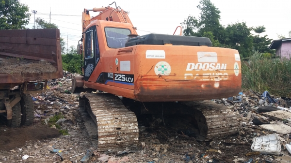 ขาย 695,000 DOOSAN SOLAR225LC-V ไฟฟ้าครบ  เครื่องดี ปั้มแรง เอวแน่น ช่วงล่างเต็ม รถสวยสภาพพร้อมใช้งาน เอกสารเล่มทะเบียน รถอยู่ กทม. 090-772-3710 090-772-3708
