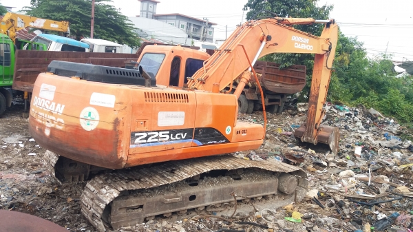 ขาย 695,000 DOOSAN SOLAR225LC-V ไฟฟ้าครบ  เครื่องดี ปั้มแรง เอวแน่น ช่วงล่างเต็ม รถสวยสภาพพร้อมใช้งาน เอกสารเล่มทะเบียน รถอยู่ กทม. 090-772-3710 090-772-3708
