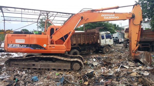 ขาย 695,000 DOOSAN SOLAR225LC-V ไฟฟ้าครบ  เครื่องดี ปั้มแรง เอวแน่น ช่วงล่างเต็ม รถสวยสภาพพร้อมใช้งาน เอกสารเล่มทะเบียน รถอยู่ กทม. 090-772-3710 090-772-3708