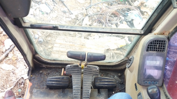 ขาย 695,000 DOOSAN SOLAR225LC-V ไฟฟ้าครบ  เครื่องดี ปั้มแรง เอวแน่น ช่วงล่างเต็ม รถสวยสภาพพร้อมใช้งาน เอกสารเล่มทะเบียน รถอยู่ กทม. 090-772-3710 090-772-3708